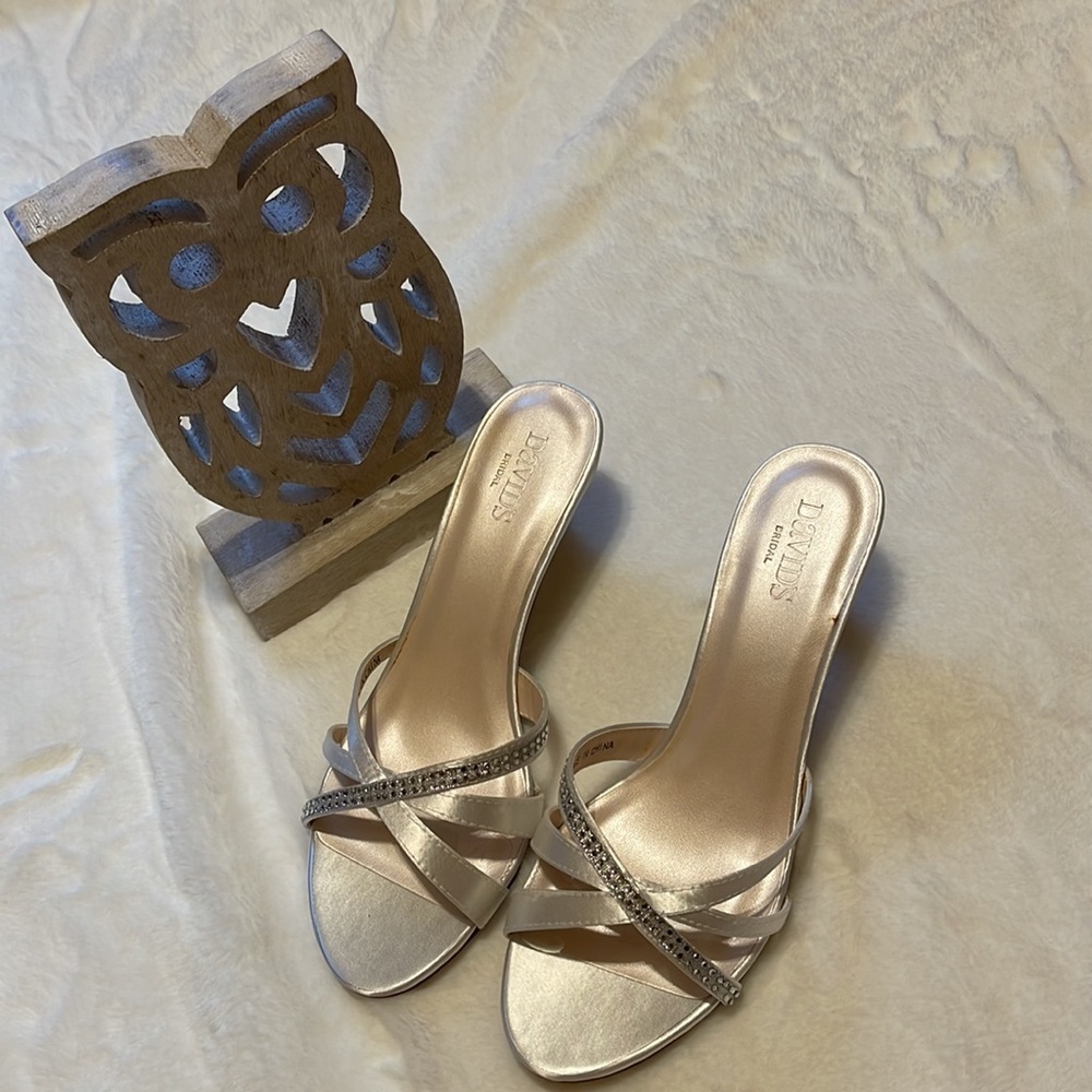 David’s Bridal Cream Kitten Heels SIZE 9